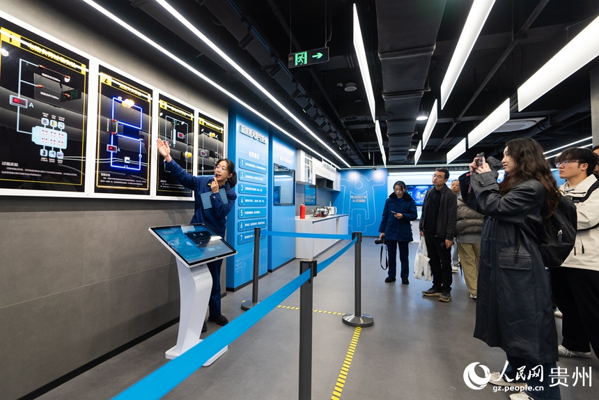 科普教育館內的講解員為參觀者演示電線短路起火。人民網記者 涂敏攝