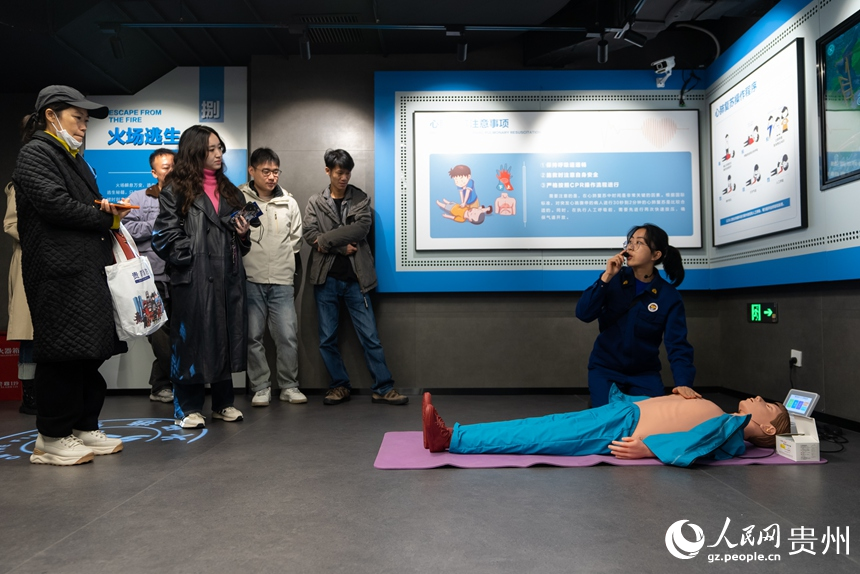 講解員為參觀者講解心肺復蘇操作要點。人民網記者 涂敏攝