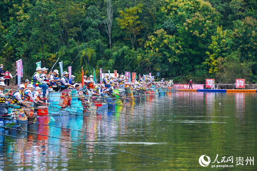 200名垂釣愛好者同場競技。人民網 陽茜攝