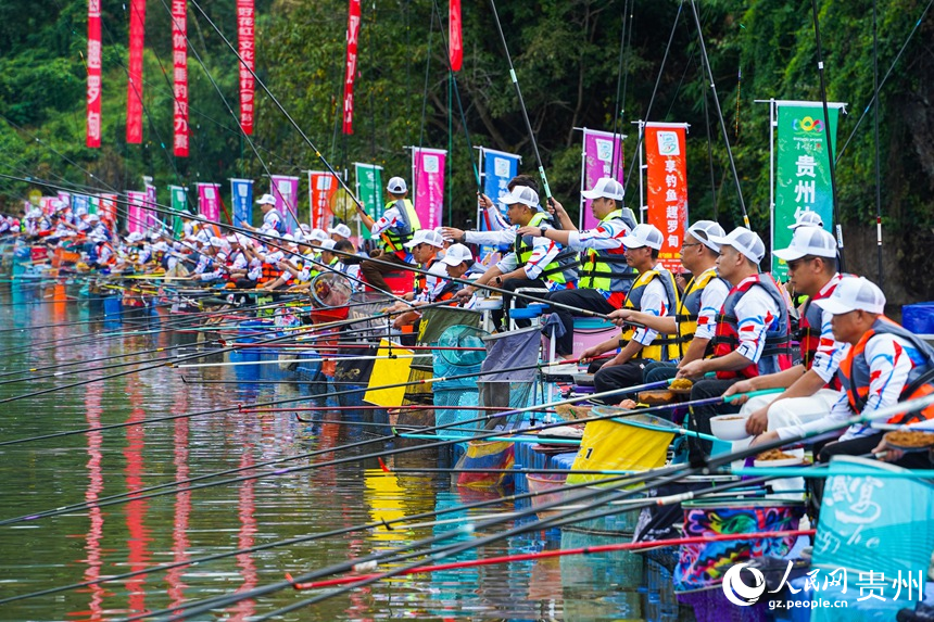 200名垂釣愛好者同場競技。人民網 陽茜攝