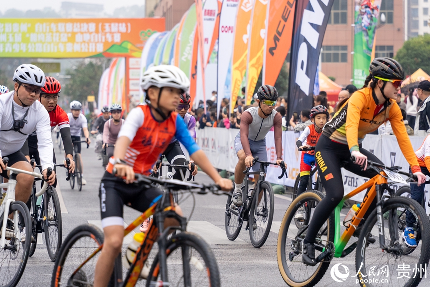 2025第九屆“多彩貴州”自行車聯賽總決賽比賽現場。人民網記者 涂敏攝