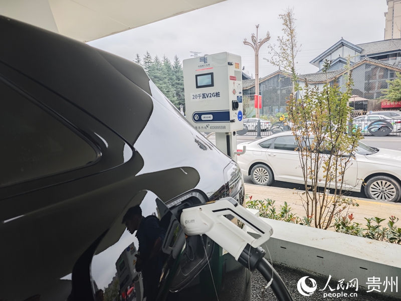 在貴陽泉湖公園超充站，電動汽車正在充電。人民網 黃小桃攝