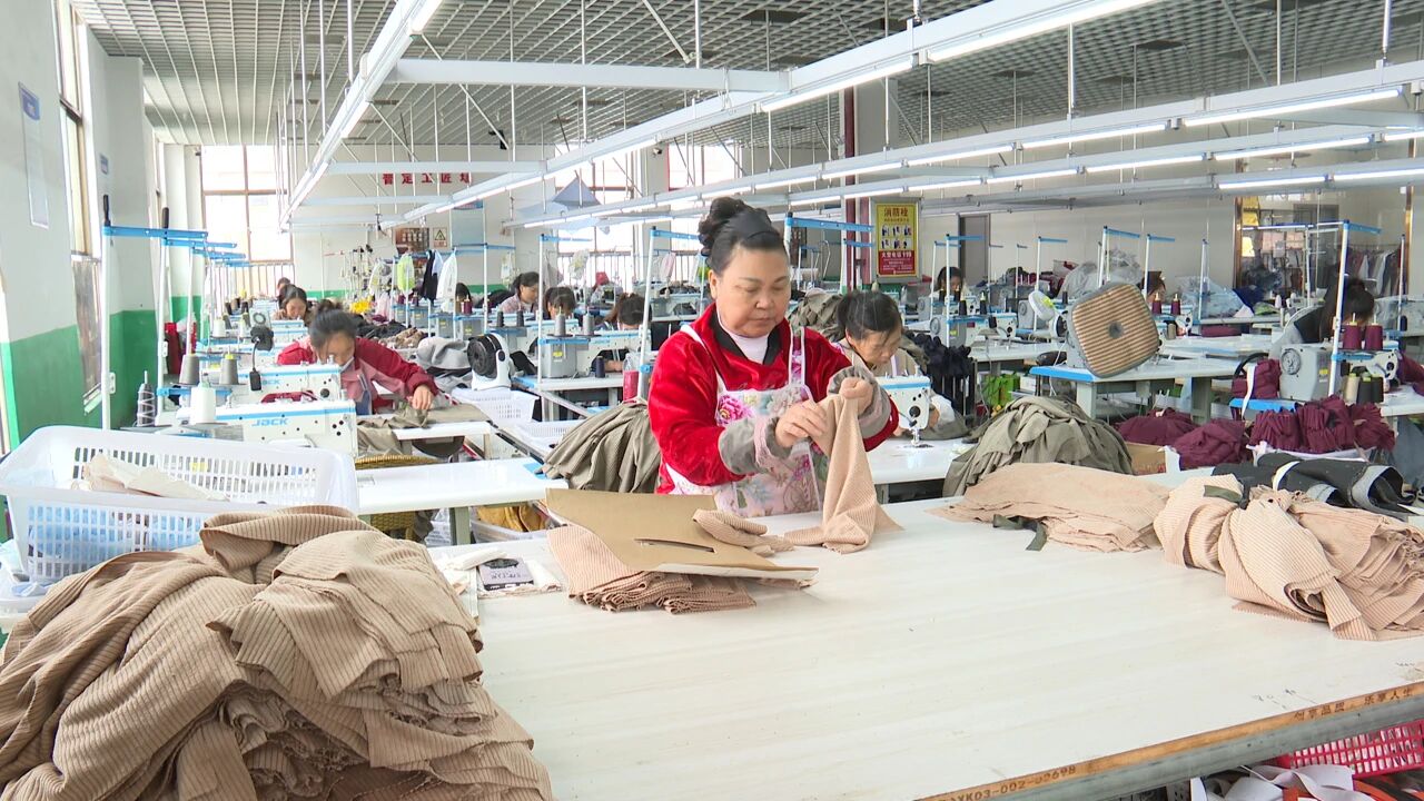 圖為安淇爾服裝有限公司的生產車間里，縫紉機陣陣作響，工人們忙碌有序。