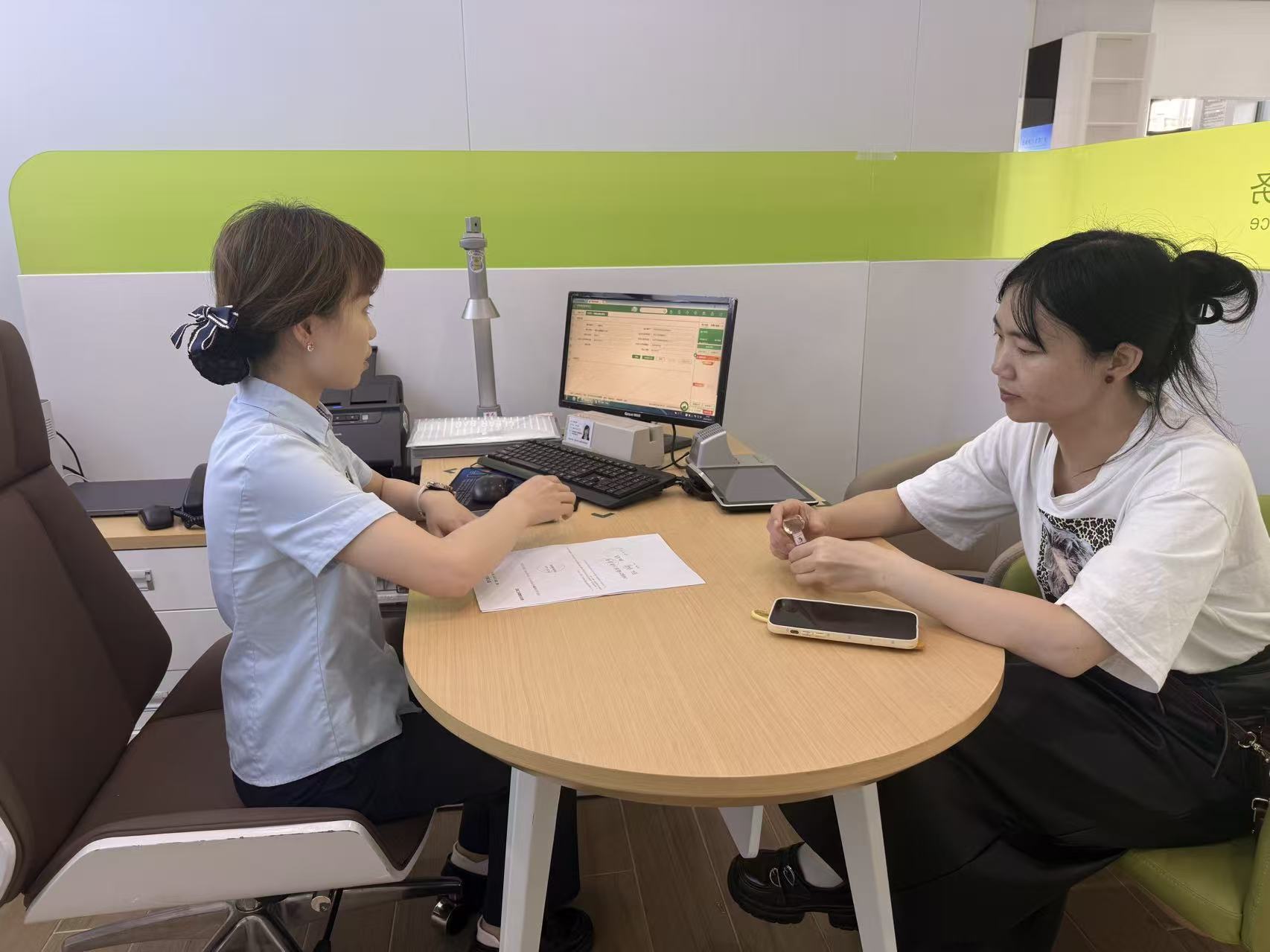 郵儲銀行工作人員在給客戶介紹金融產品。