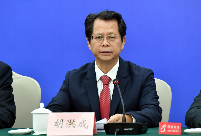 胡洪成局長介紹貴州省秋冬季森林防滅火工作有關情況。