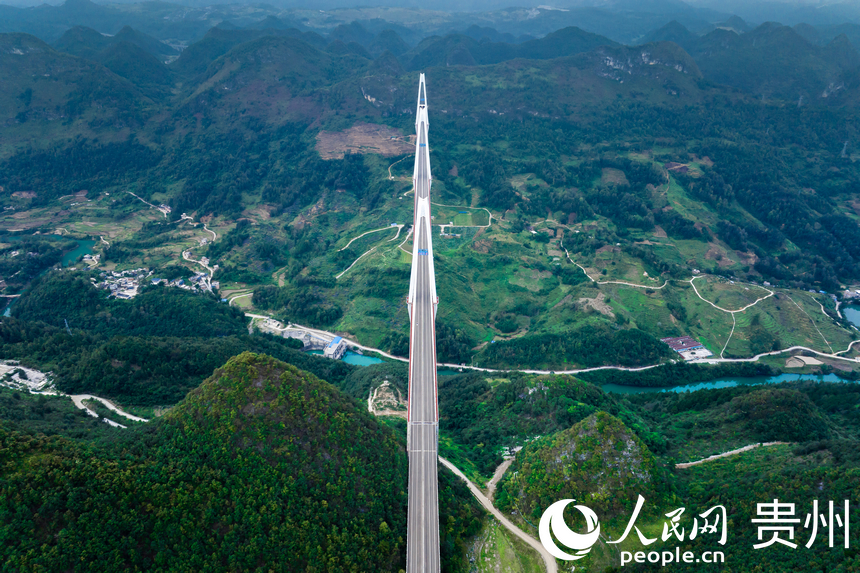 航拍平塘特大橋。人民網記者 涂敏攝