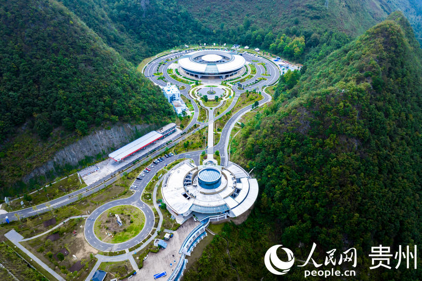 航拍“天空之橋”服務區。人民網記者 涂敏攝