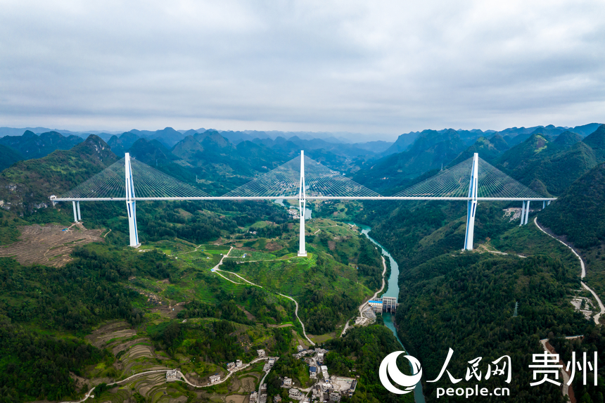 航拍平塘特大橋。人民網記者 涂敏攝