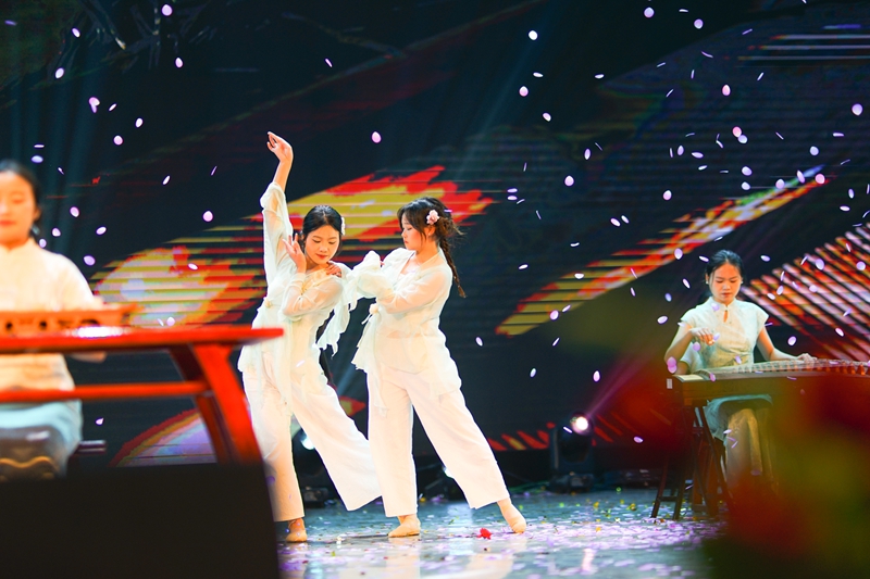 節目表演。