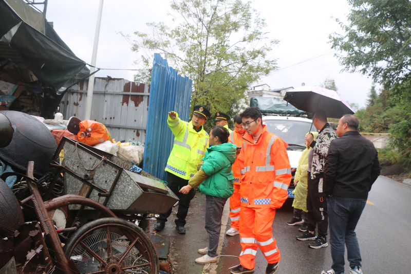 執法人員引導商家規范經營。
