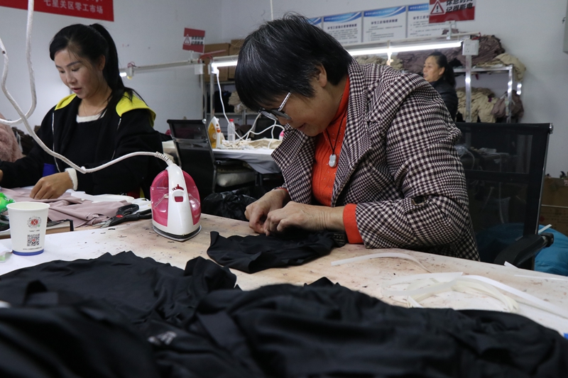 七星關區零工市場工人周琴在手工操作車間制作內衣 王月 攝2.JPG