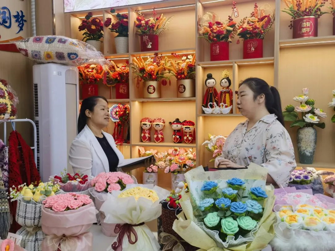 何英工作照。