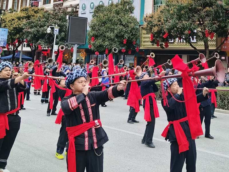 望謨2025“三月三”活動現場吹響長號。陳湘飚攝