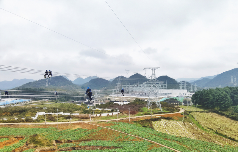 500千伏烏撒至奢香第二回線路工程施工現場，施工人員正在作業。劉凱 攝