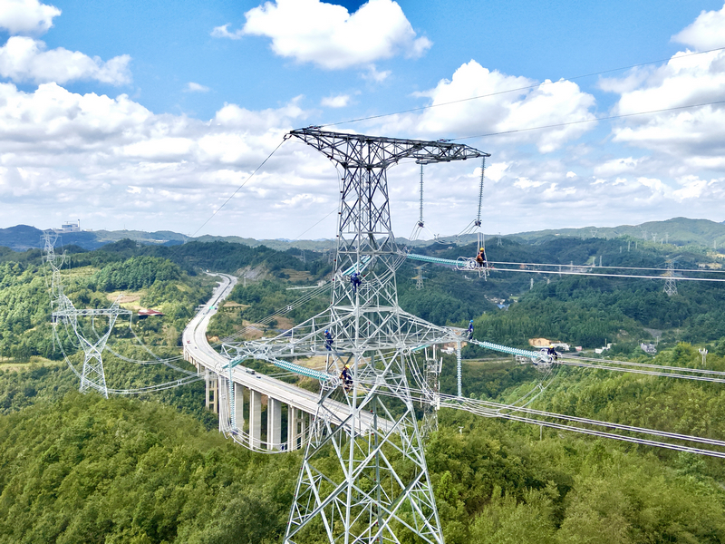 南方電網貴州畢節供電局工作人員，對500千伏烏撒至奢香第二回線路開展走線驗收作業。劉凱攝