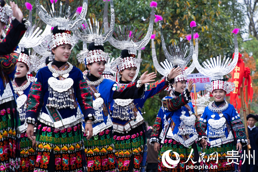 非遺巡游中，身著盛裝的苗族女孩。人民網記者 涂敏攝