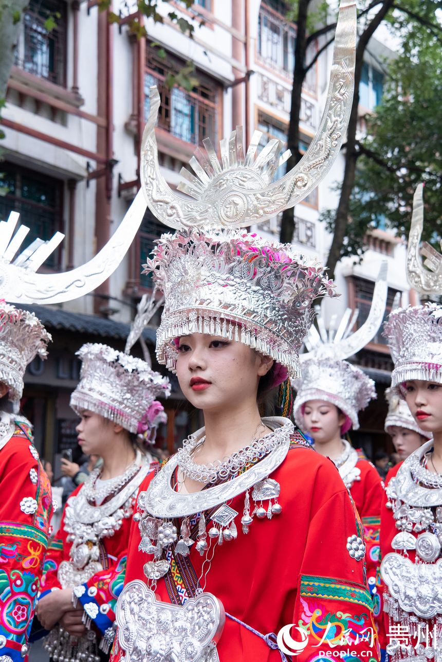 非遺巡游中，身著盛裝的苗族女孩。人民網記者 涂敏攝