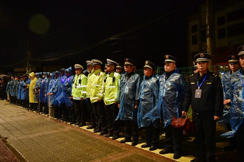 1、凌晨4點半，工作人員集合整隊。