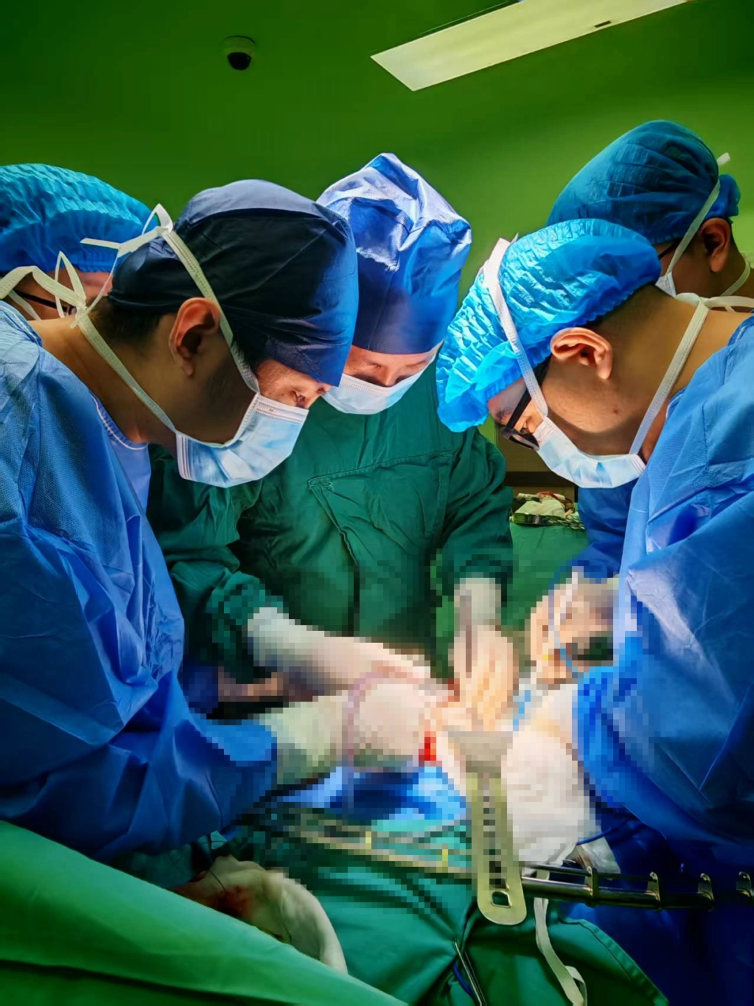 手術中的江克華。