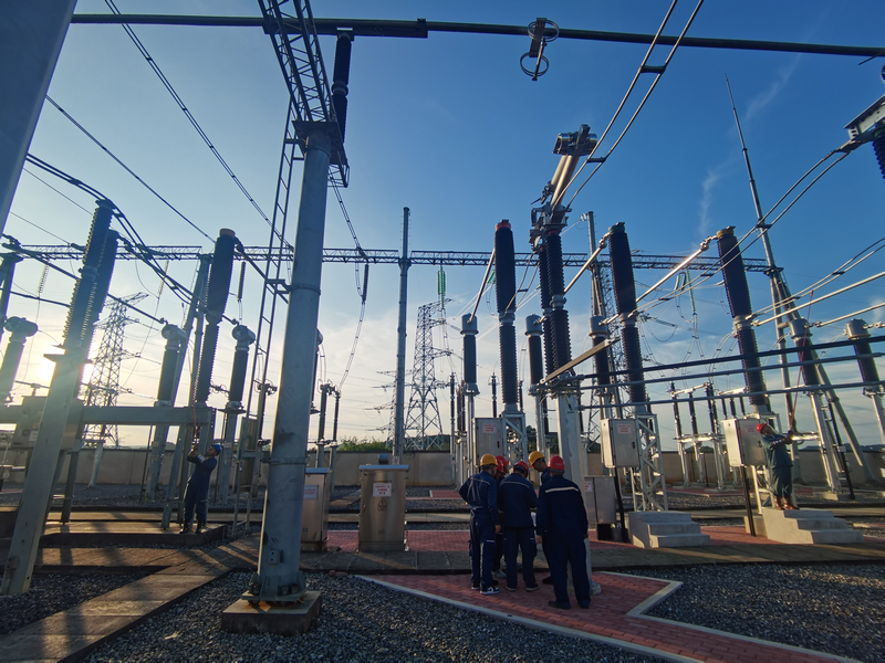 電力工人在貴州甕?；瘜W有限責任公司220千伏供電線路工程開展投運過程中的核相工作。楊澔攝
