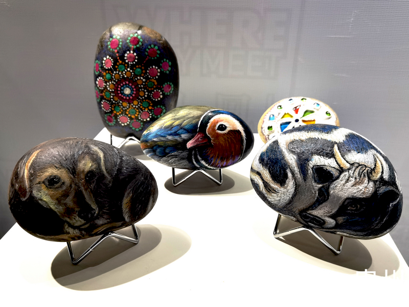 石頭畫展示。人民網記者 王秀芳攝