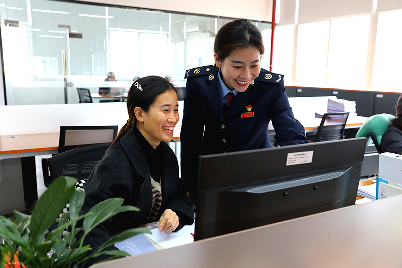 國家稅務總局黔西市稅務局關注當地出口退稅企業發展，為相關企業提供“一企一策”個性化稅費服務，輔導企業依法依規適用稅費政策，更好地防范跨境經營稅收風險。圖為稅務干部近日在貴州質品服飾有限公司走訪，解答企業涉稅疑難。劉一帆