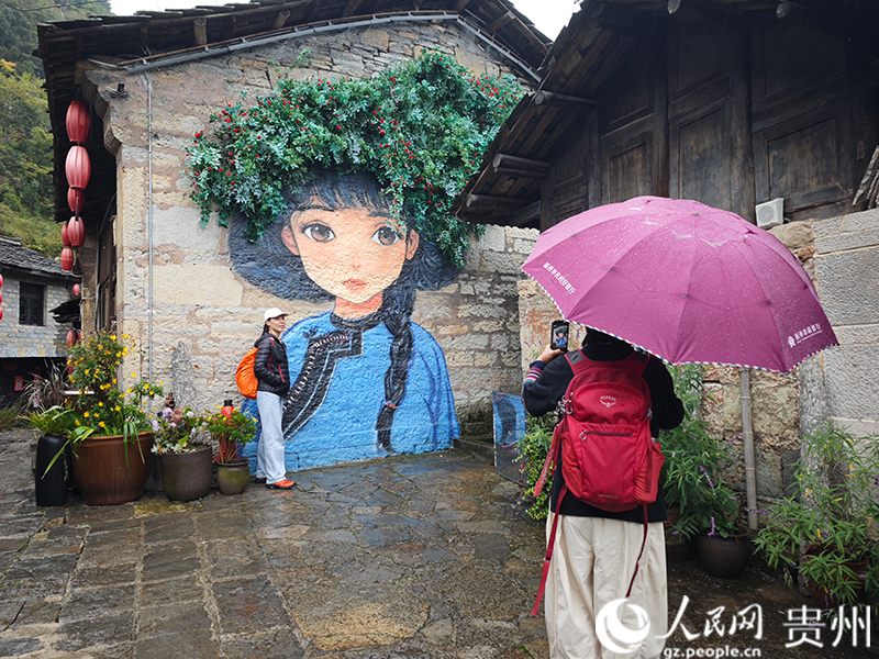 徒步愛好者在云峰屯堡打卡拍照。人民網 黃小桃攝
