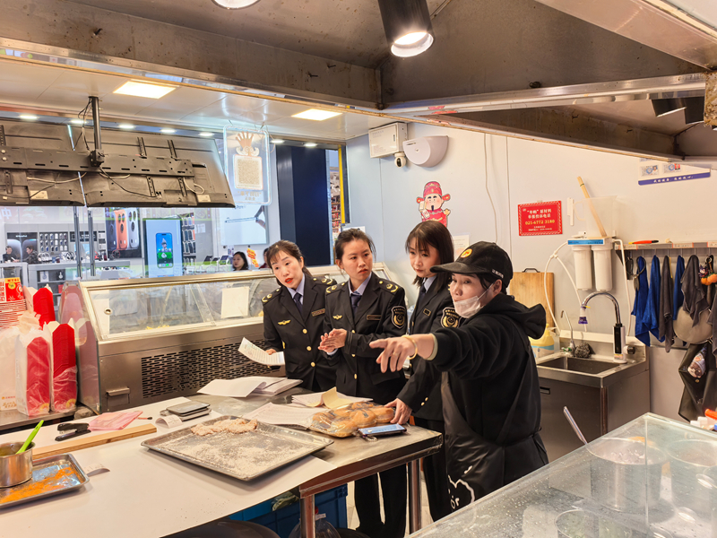 縣市場監督管理局工作人員正在開展專項檢查。唐德軍攝