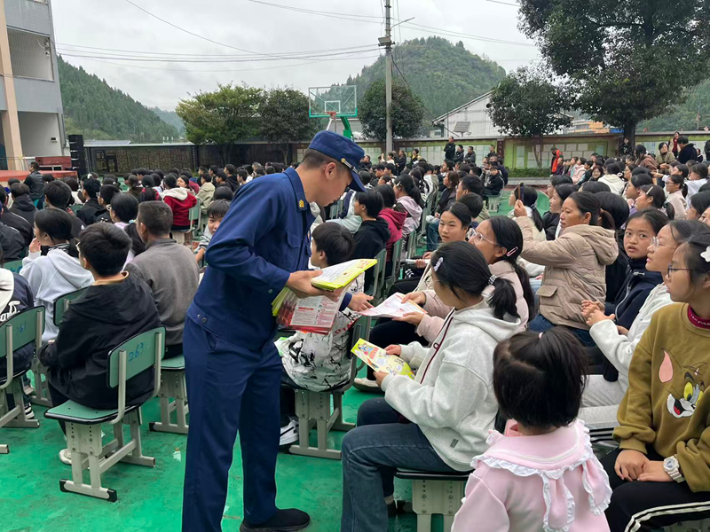 消防員正在向群眾發放秋冬季節用火用電安全宣傳單。王方攝