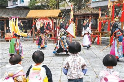 孩子們在貴州安順天龍屯堡古鎮觀看地戲表演。 新華社記者 周佳誼攝