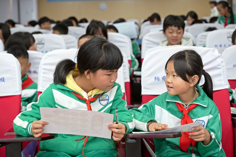 2025年11月13日，貴州省畢節市納雍天河實驗學校，“心橋相通”青少年心理健康公益活動現場，同學們在心理老師的引導下，分享情緒。 楊英 攝.jpg