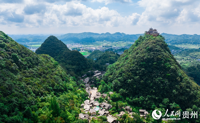 航拍云峰屯堡。人民網 涂敏攝