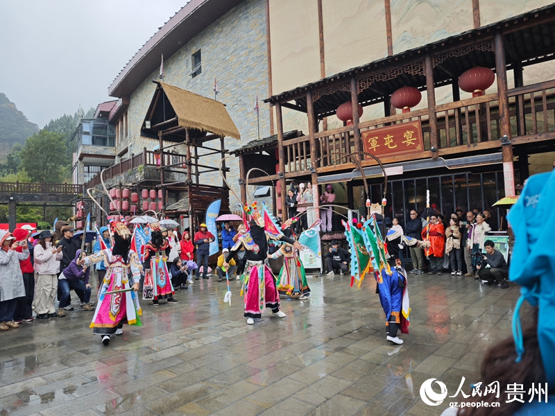 云峰屯堡內的地戲演出。人民網 黃小桃攝