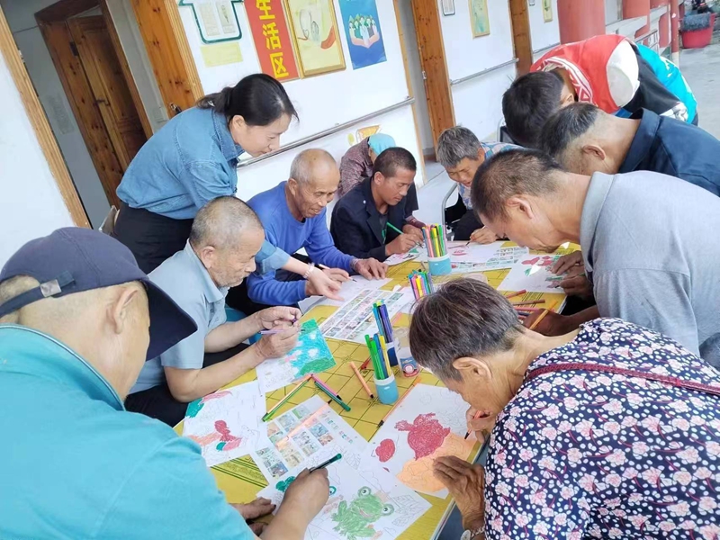 杜佳佳陪伴福利院老人繪畫。