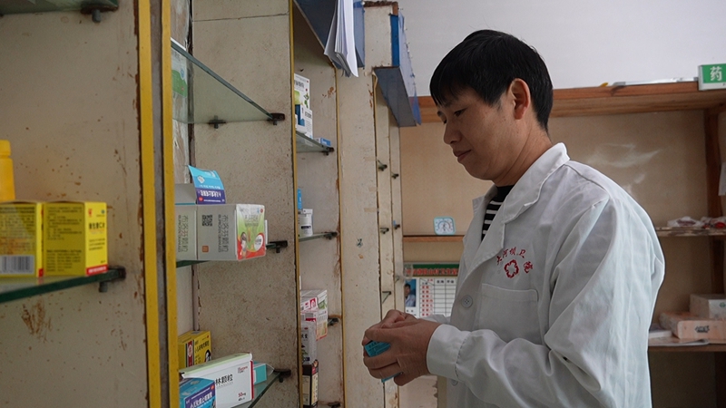 村醫查看藥品。