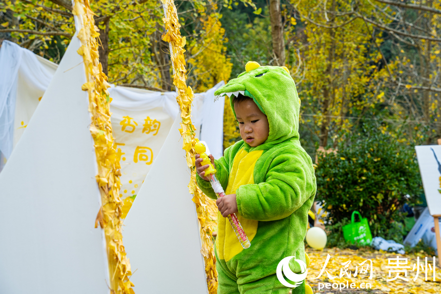 世界古銀杏之鄉迎來游學熱。人民網 陽茜攝