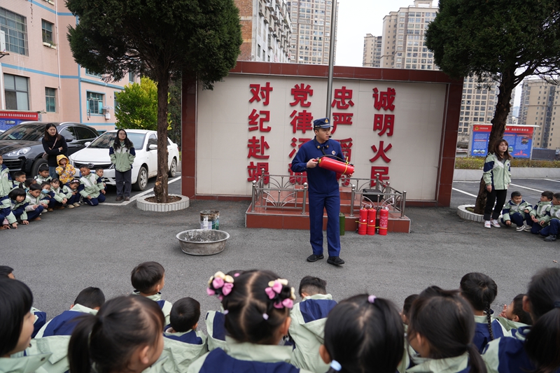 “小小消防員”認真學習消防知識。王麗紅攝