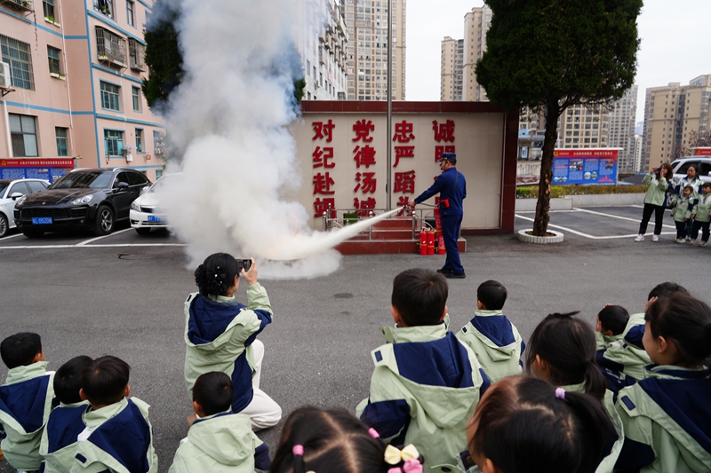 ”小小消防員“認真學習消防知識。王麗紅攝