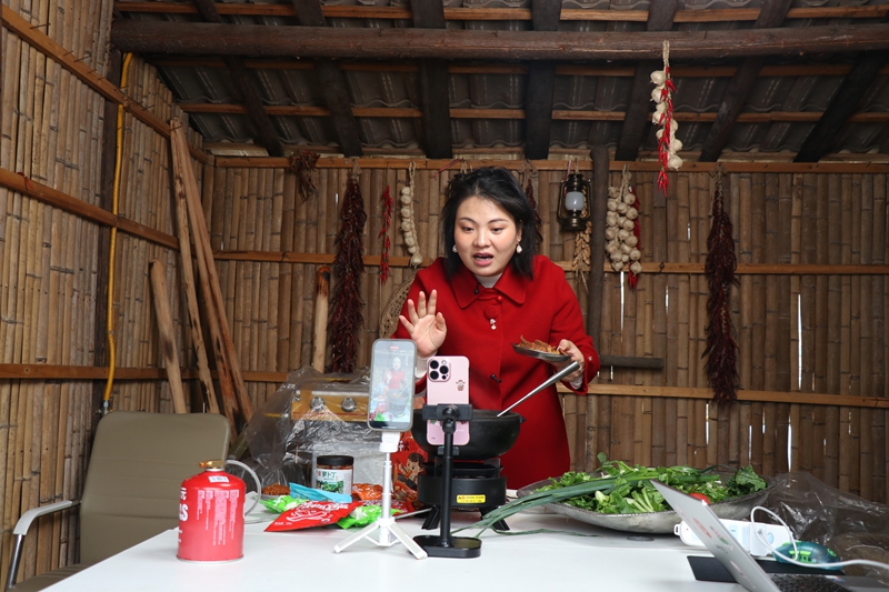 貴州卡媽農特產品開發集團有限公司直播間里，“卡媽”吳佳明正面向鏡頭推介畢節農特產品 范俊岑 攝.JPG