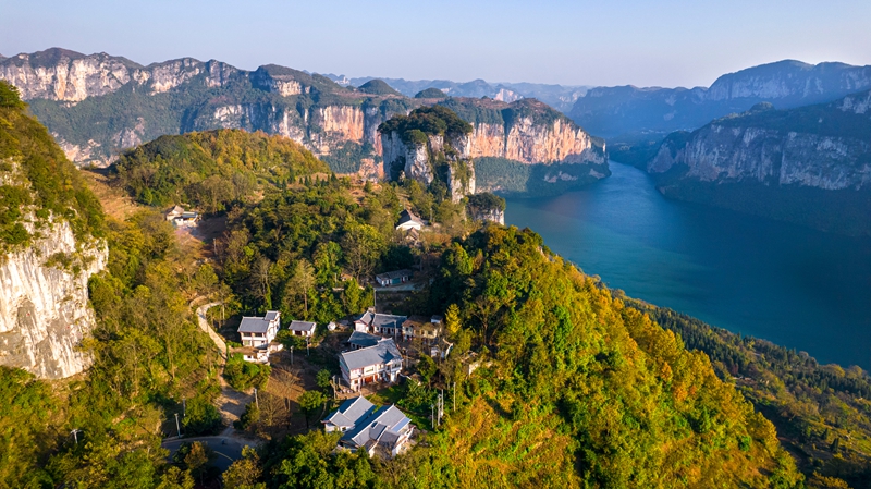 2025年11月24日航拍的貴州省黔西市新仁苗族鄉化屋村。