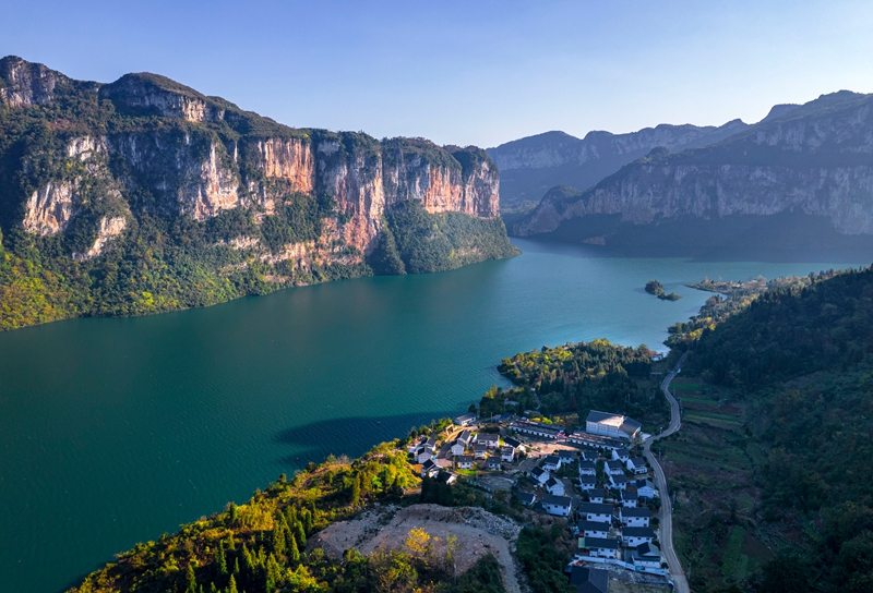 2025年11月24日航拍的貴州省黔西市新仁苗族鄉化屋村。