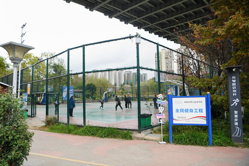 籃球愛好者在橋下球場打球。聞雙攝