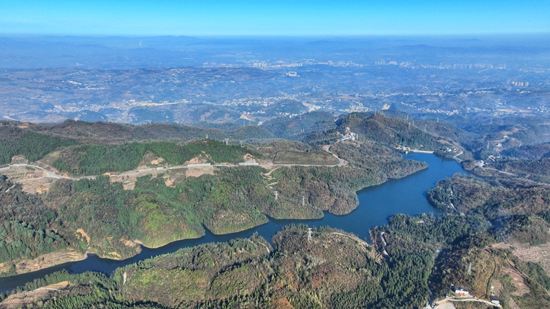 11月25日，七星關區文閣鄉毛栗水庫碧波蕩漾，景色如畫。