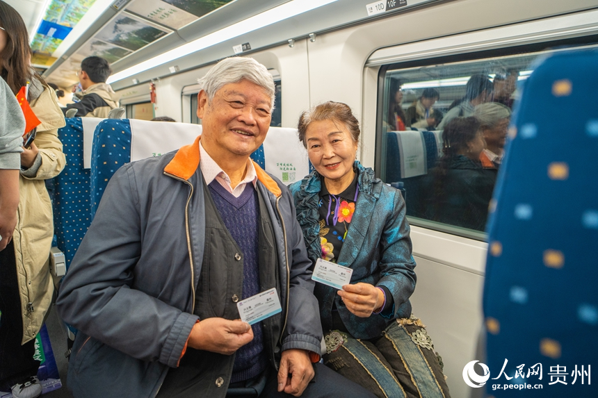 盤興高鐵首日開通運營。人民網 陽茜攝