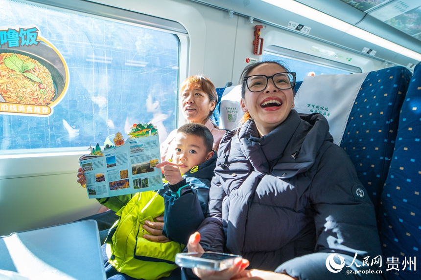 盤興高鐵首日開通運營。人民網 陽茜攝