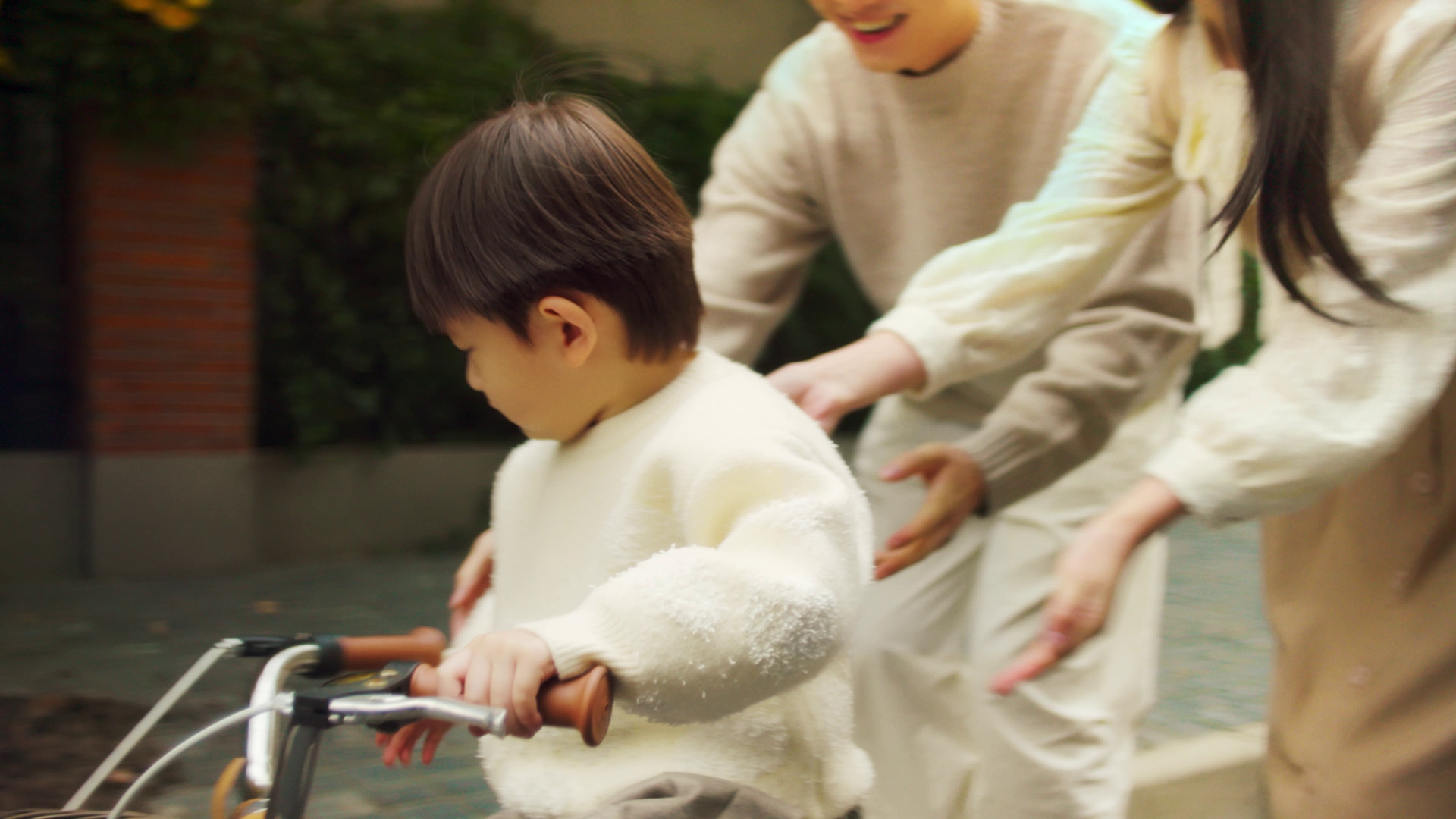 稅收見證人生美好時刻。（視頻來源：貴州省稅務局 ）