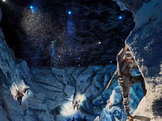 演員重現紅軍戰士過雪山。 葛燊 攝