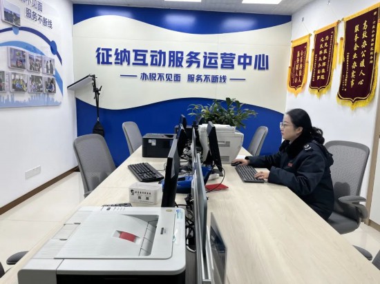 征納互動坐席人員遠程幫辦服務。左雯攝